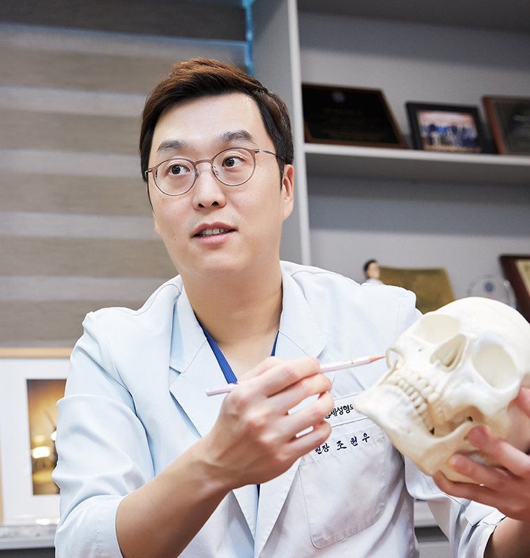두개골 모형으로 설명하는 조현우 원장