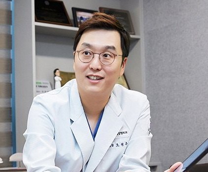 상담 중인 조현우 원장