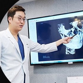 CT 영상을 가리키며 설명하는 원장