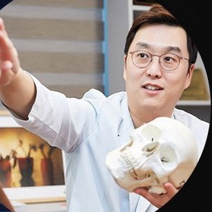 두개골 모형으로 설명하는 조현우 원장