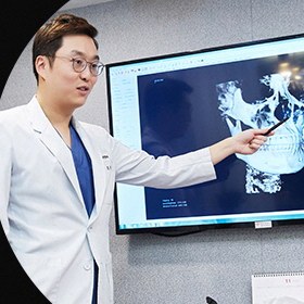 CT 영상을 가리키며 설명하는 원장