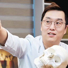 두개골 모형을 들고 설명하는 조현우 원장